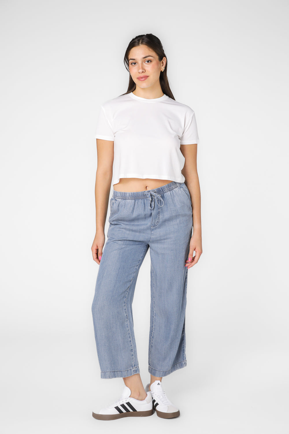 מכנסיים באורך 7/8 במראה קליל ובצבע ג'ינס