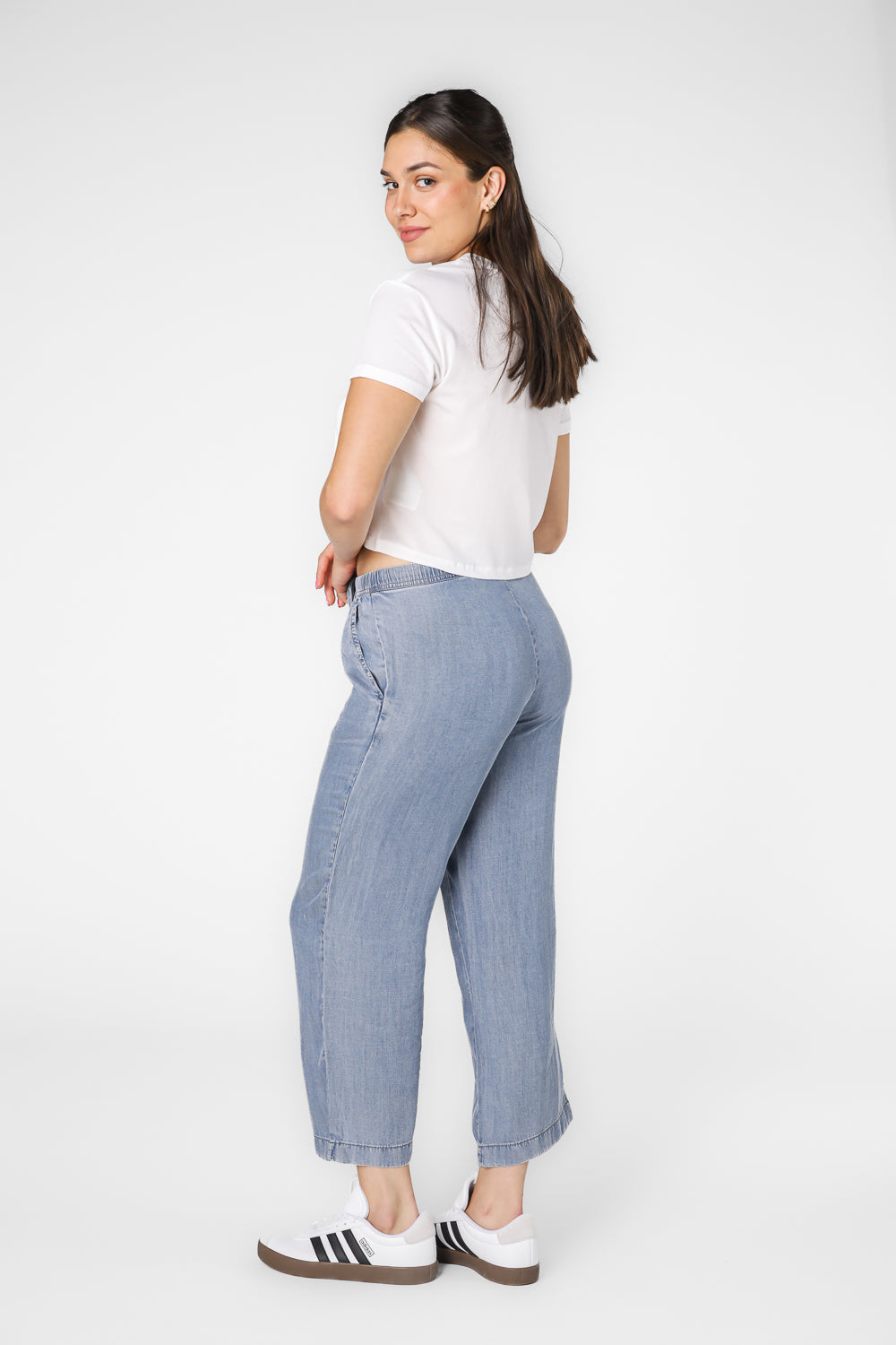 מכנסיים באורך 7/8 במראה קליל ובצבע ג'ינס