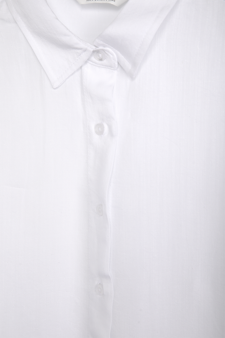 חולצה ארוכה מכופתרת בצבע לבן