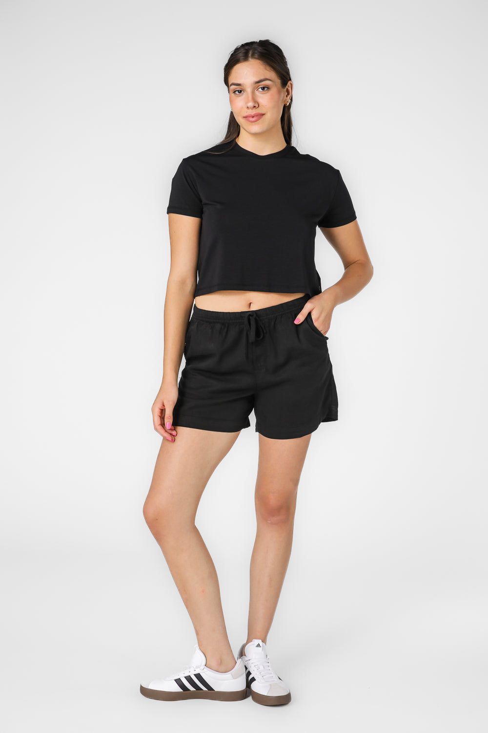 חולצת קרופ קצרה בצבע שחור צווארון עגול