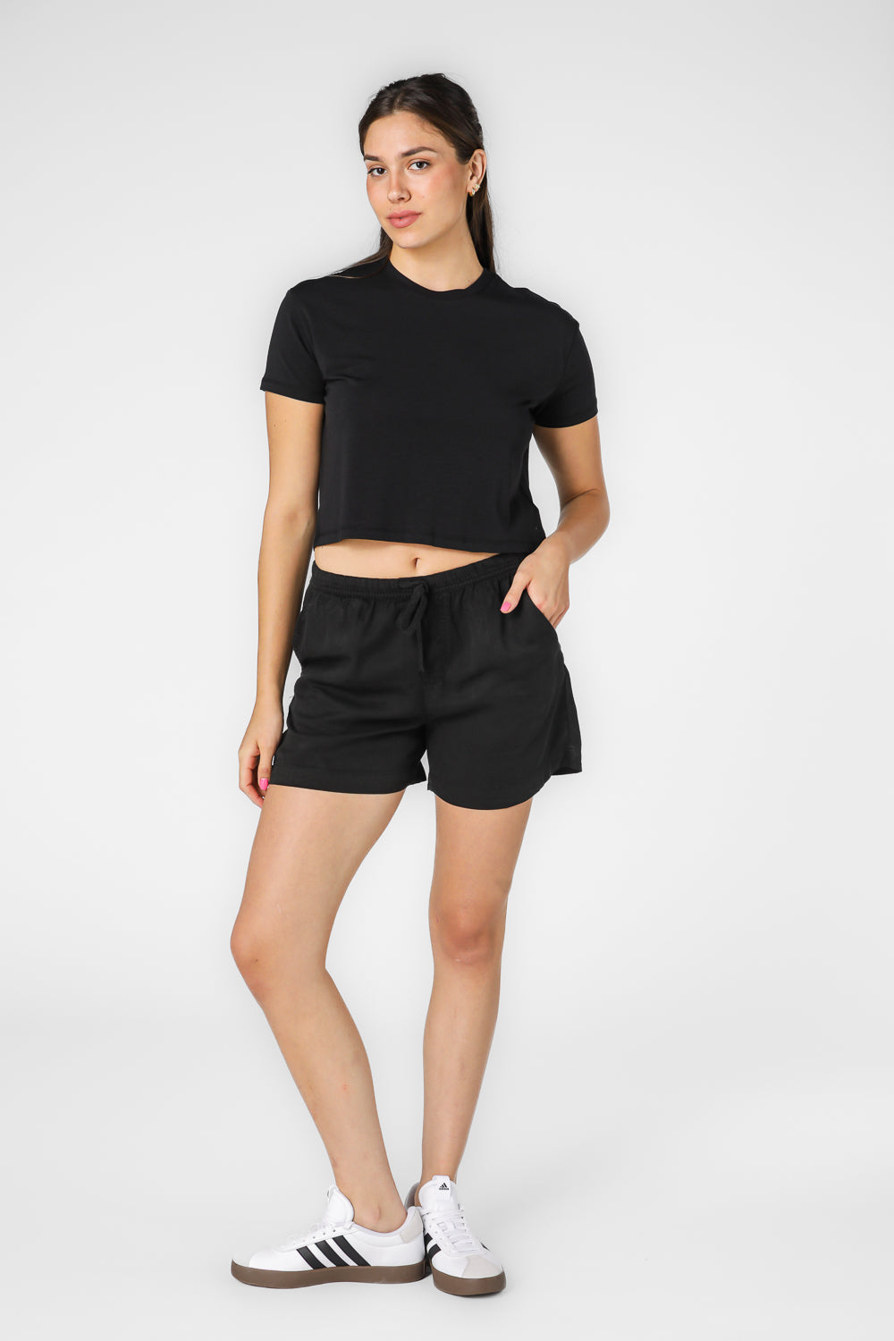 חולצת קרופ קצרה בצבע שחור צווארון עגול