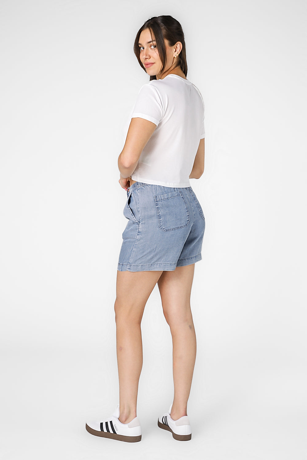 חולצת קרופ קצרה בצבע לבן צווארון עגול