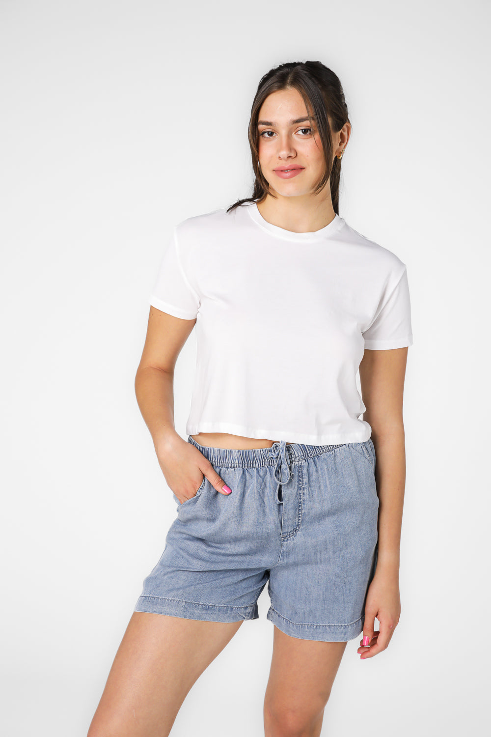 חולצת קרופ קצרה בצבע לבן צווארון עגול