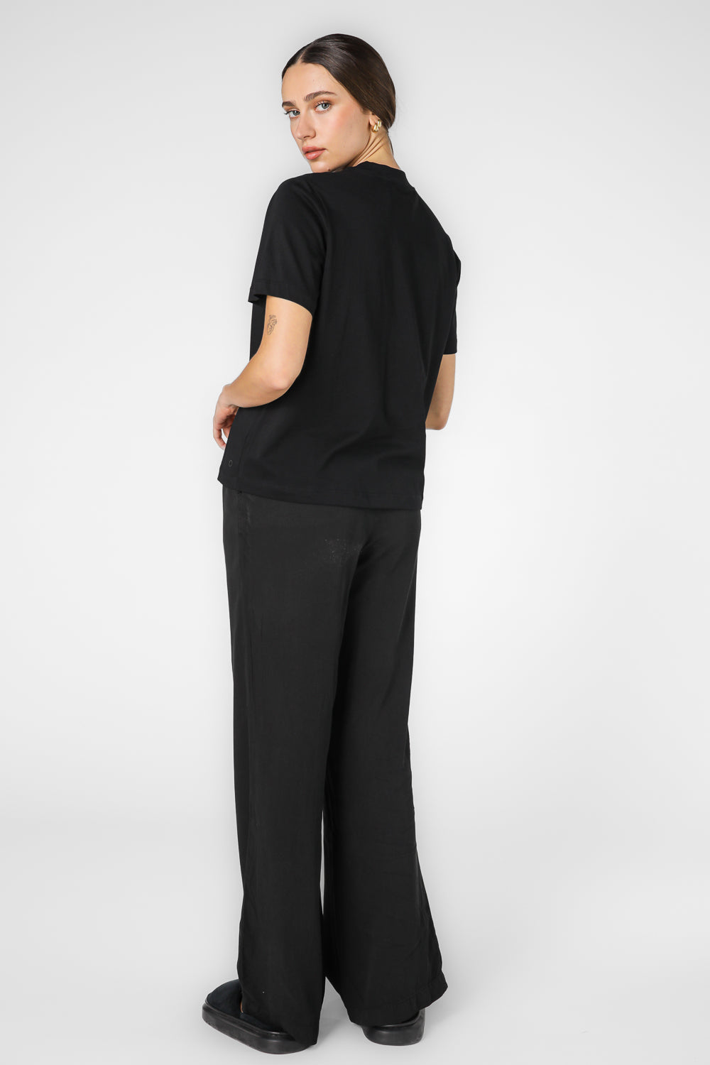 חולצה קצרה צווארון עגול