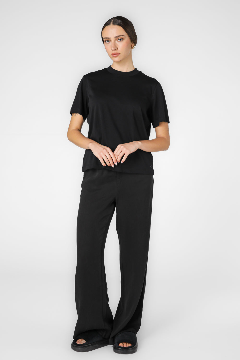 חולצה קצרה צווארון עגול