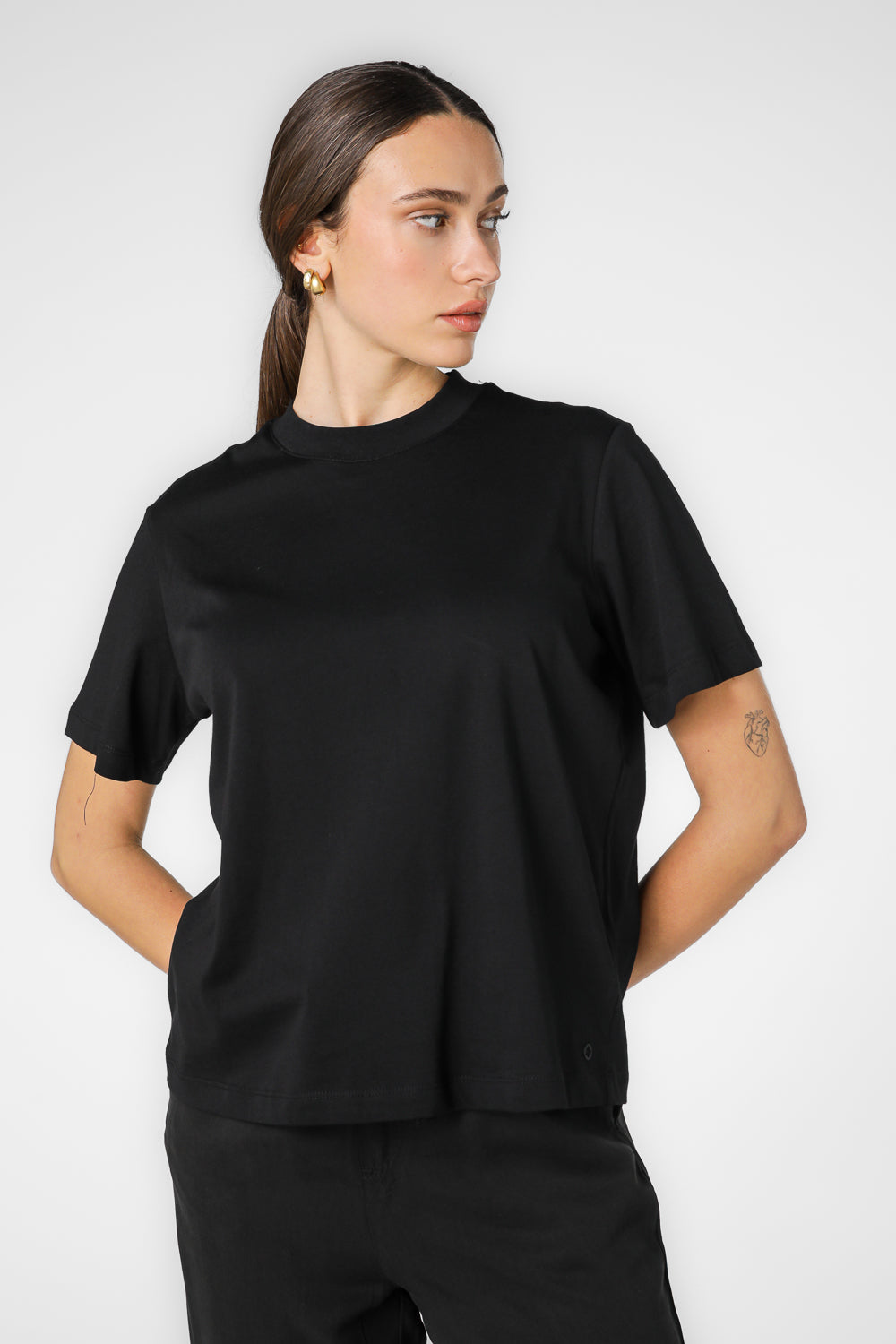 חולצה קצרה צווארון עגול