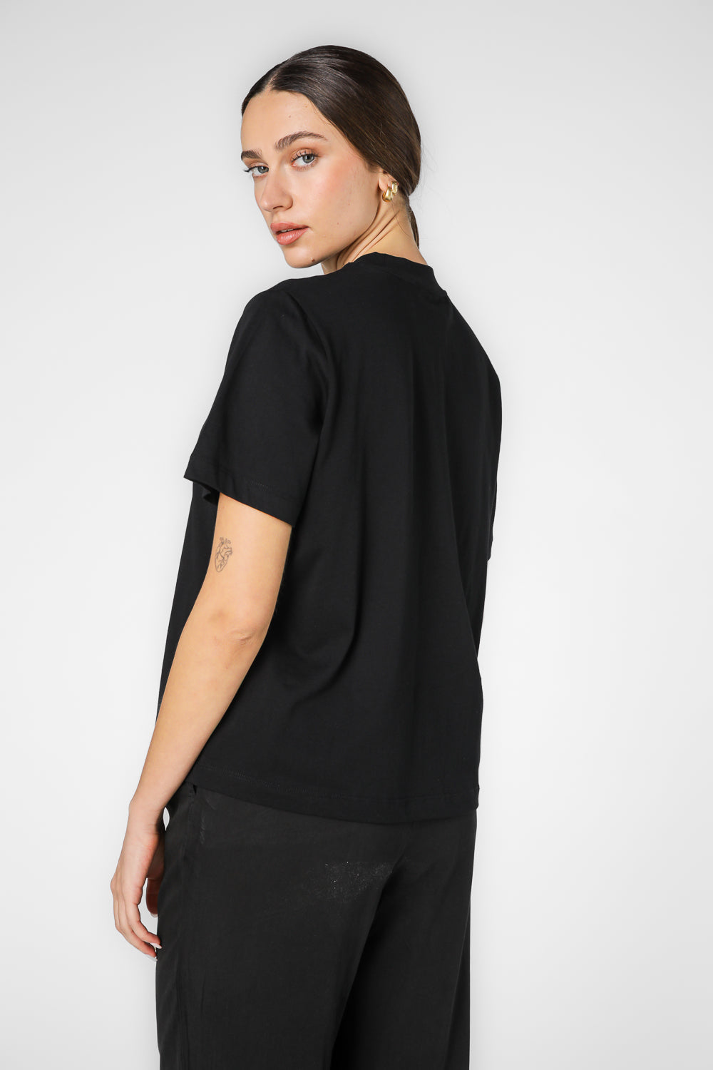 חולצה קצרה צווארון עגול