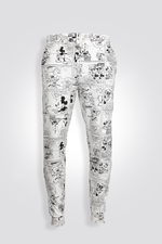 פיג'מה מבית המותג DELTA , מבד פרנץ’ טרי רך ונעים בהדפס מדליק של מיקי מאוס. חולצה עם צווארון עגול ושרוולים קצרים ומכנסיים ארוכים תואמים עם גומי במותניים וסיומת מנג’ט.