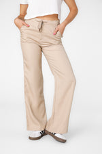 מכנסיים ארוכים במראה מחוייט בצבע בז'