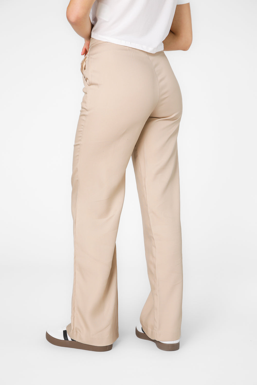 מכנסיים ארוכים במראה מחוייט בצבע בז'