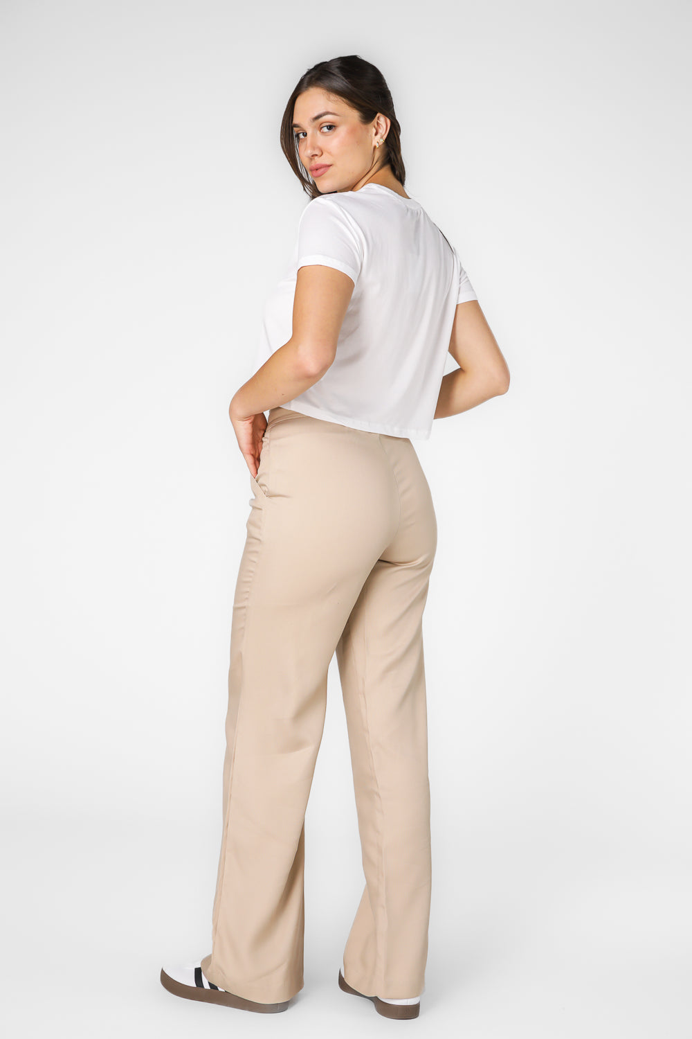 מכנסיים ארוכים במראה מחוייט בצבע בז'