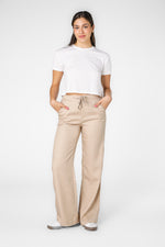 מכנסיים ארוכים במראה מחוייט בצבע בז'