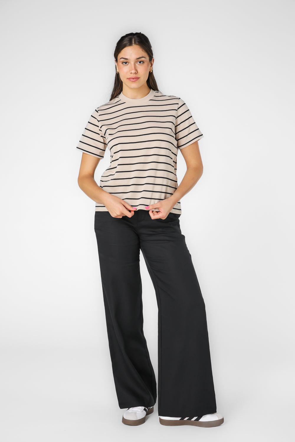 חולצה קצרה צווארון עגול