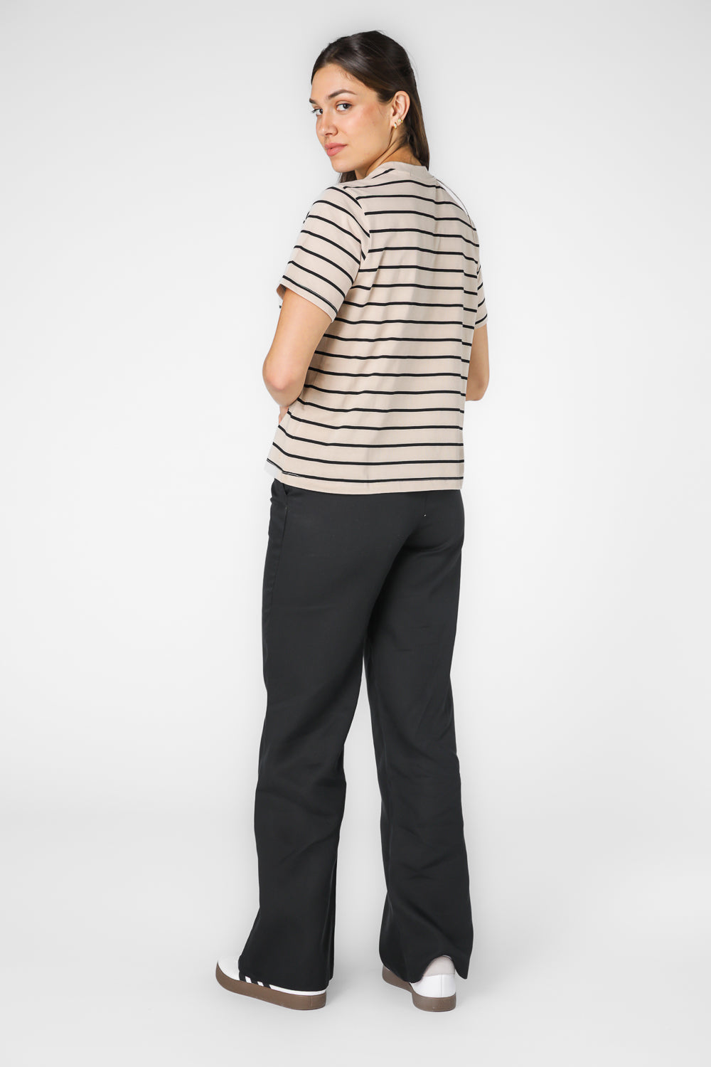 חולצה קצרה צווארון עגול