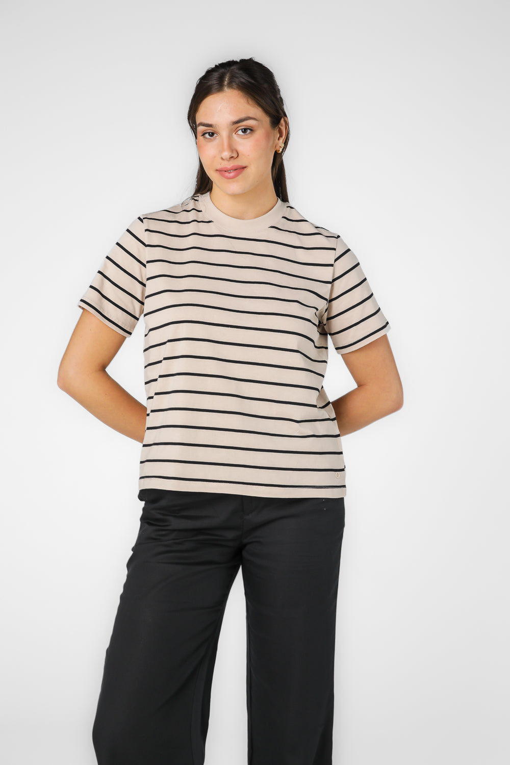 חולצה קצרה צווארון עגול