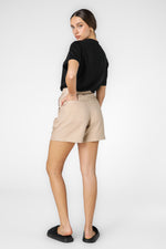 מכנסיים קצרים במראה מחוייט