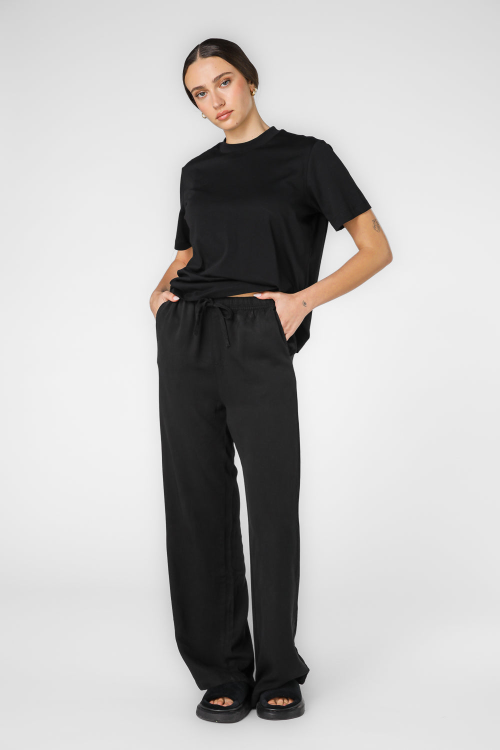 מכנסיים ארוכים בגזרה ישרה