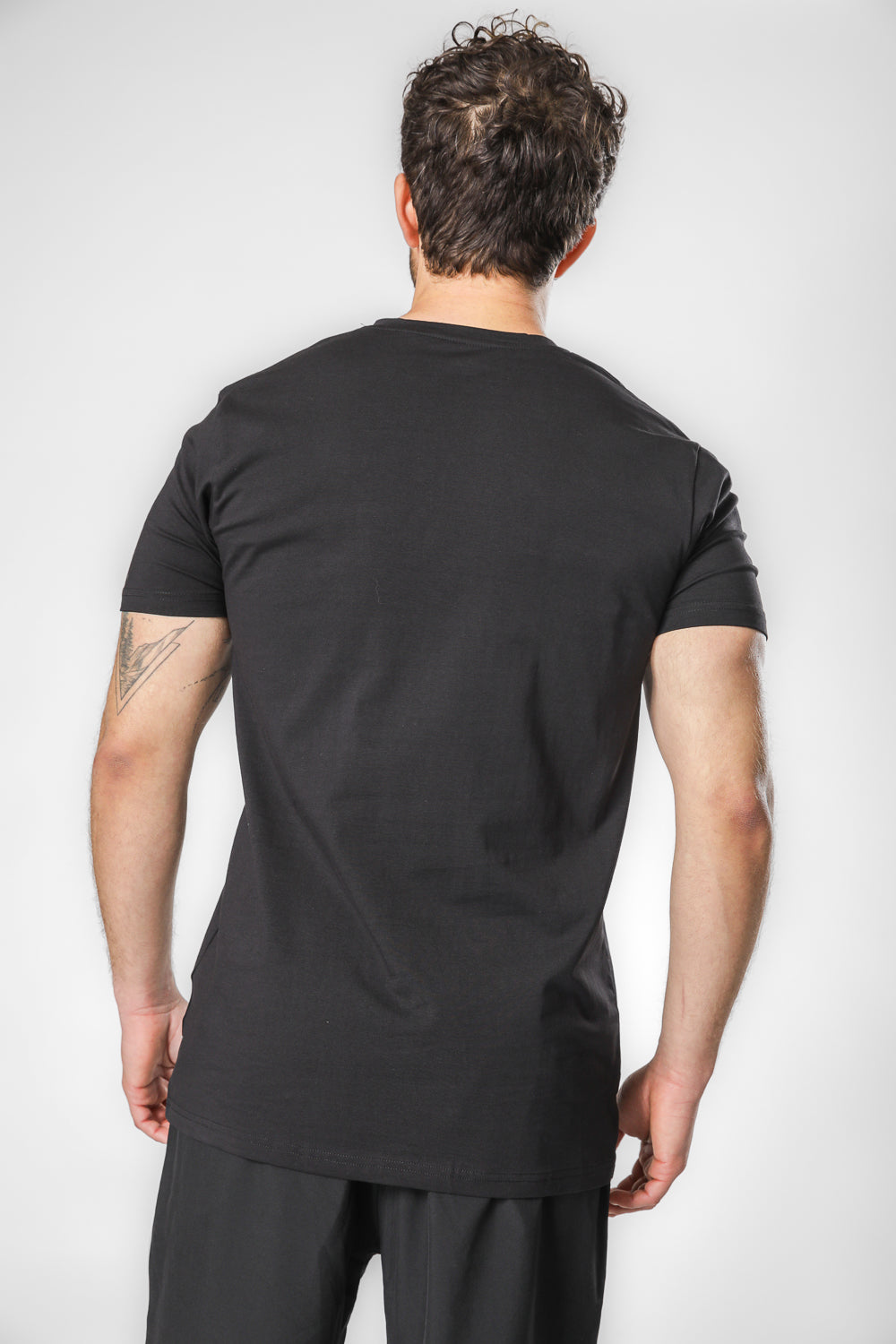 חולצת טישירט שחורה