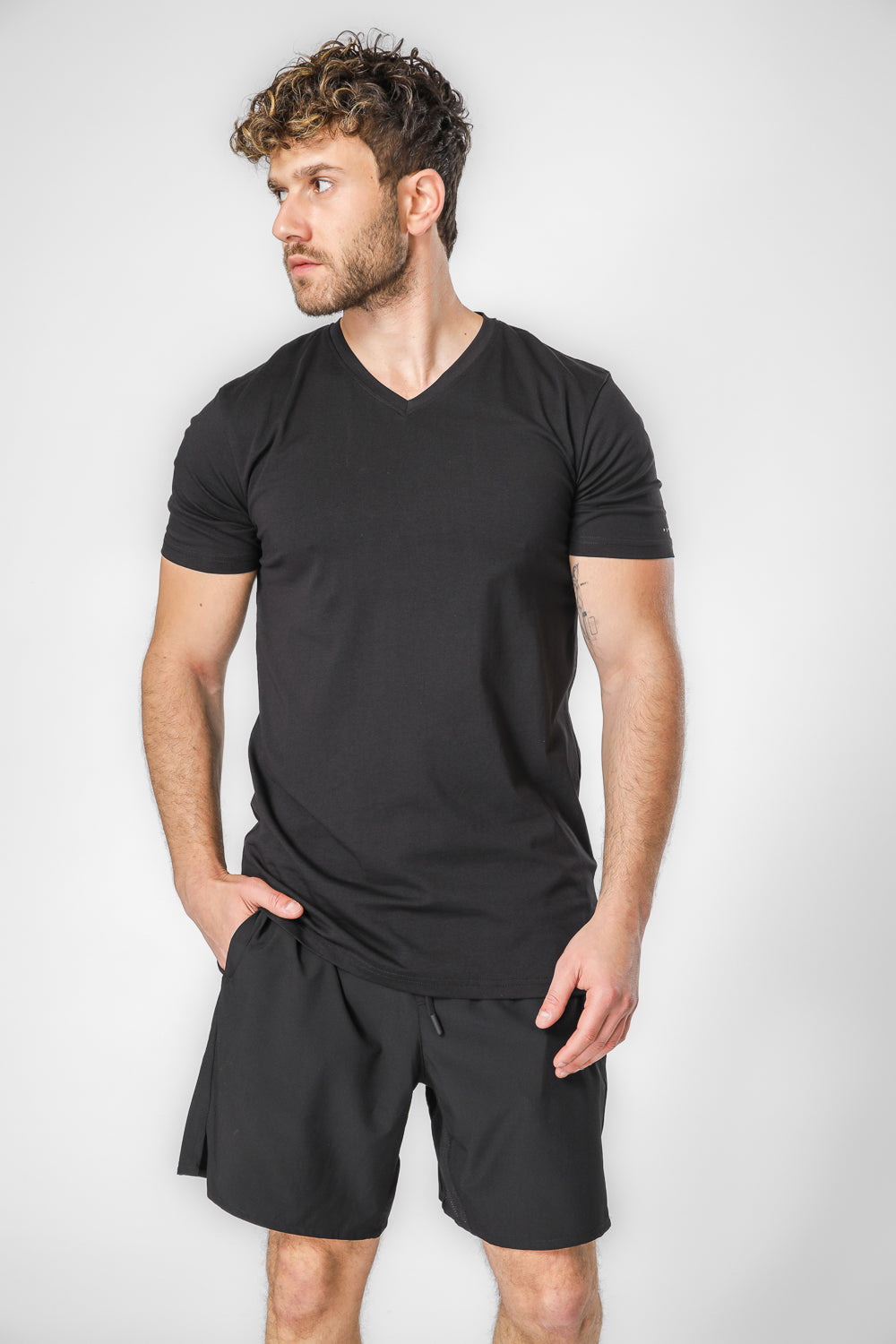 חולצת טישירט שחורה