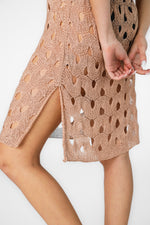 שמלת חוף סרוגה לנשים בצבע בז'