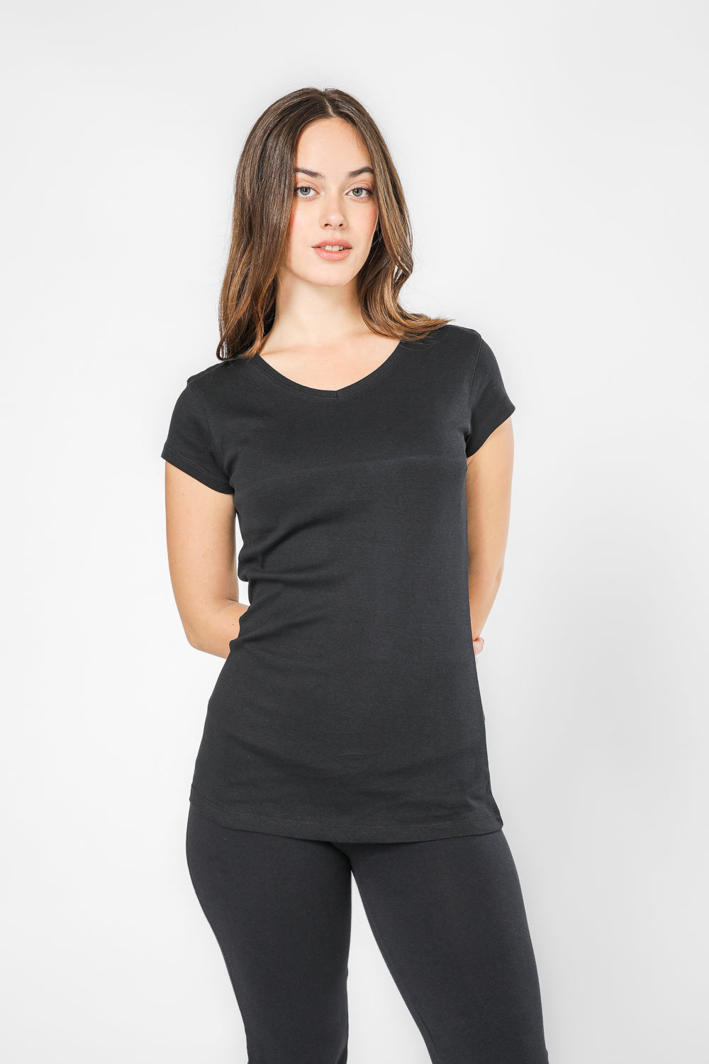 מארז שתי חולצות בייסיק קצרות צווארון וי בצבע שחור