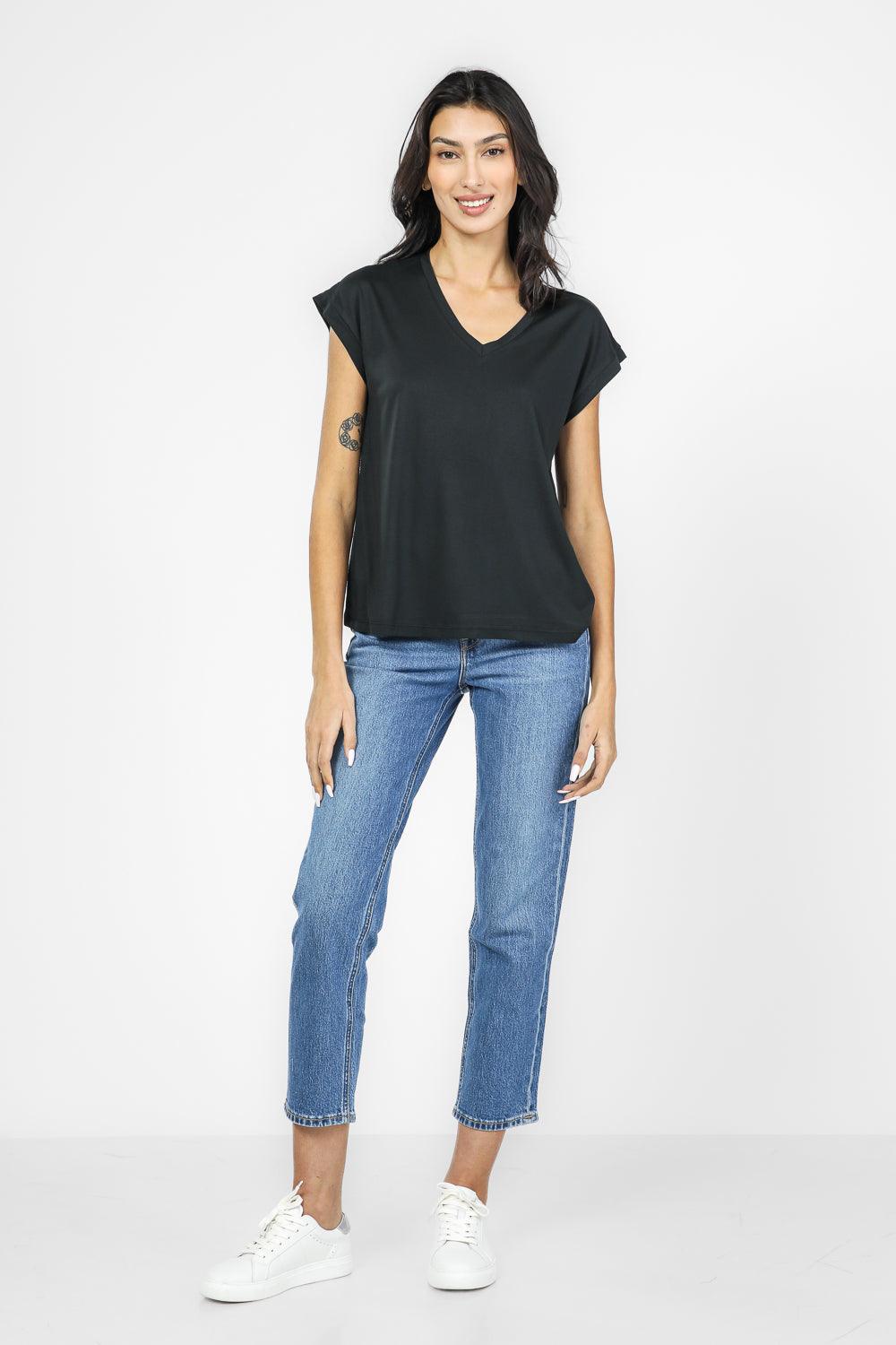 טישירט קצרה צווארון V לנשים בצבע שחור - MASHBIR//365