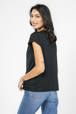 טישירט קצרה צווארון V לנשים בצבע שחור - MASHBIR//365