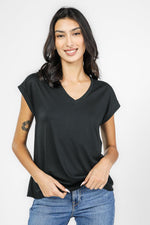 טישירט קצרה צווארון V לנשים בצבע שחור - MASHBIR//365