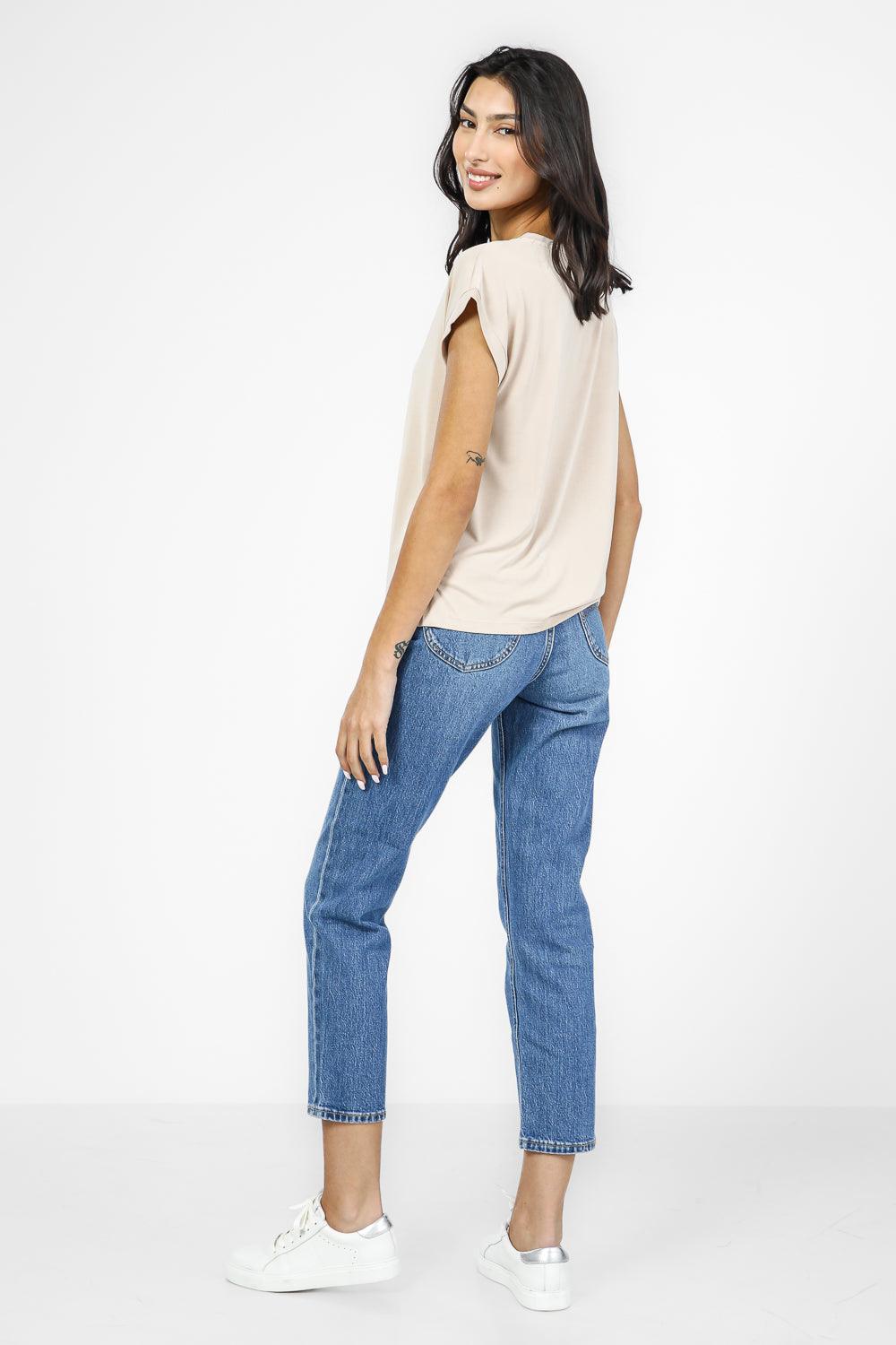 טישירט קצרה צווארון V לנשים בצבע בז' - MASHBIR//365