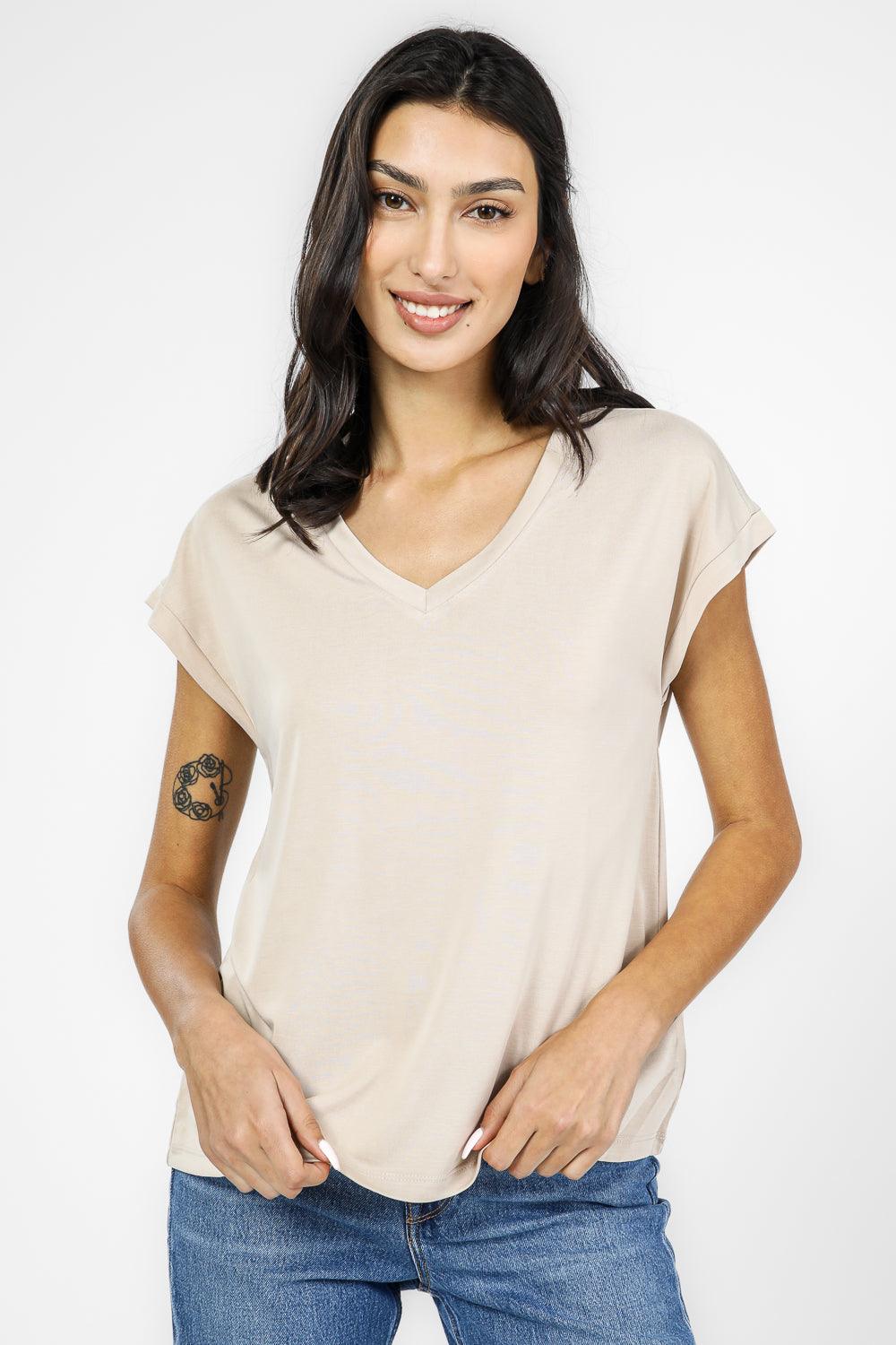 טישירט קצרה צווארון V לנשים בצבע בז' - MASHBIR//365