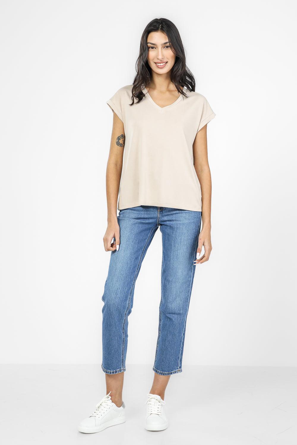 טישירט קצרה צווארון V לנשים בצבע בז' - MASHBIR//365