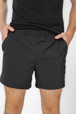 מכנסי ריצה קצרים לגבר בצבע שחור - MASHBIR//365