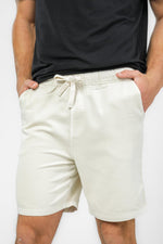 מכנסיים קצרים לגבר בצבע חאקי - MASHBIR//365