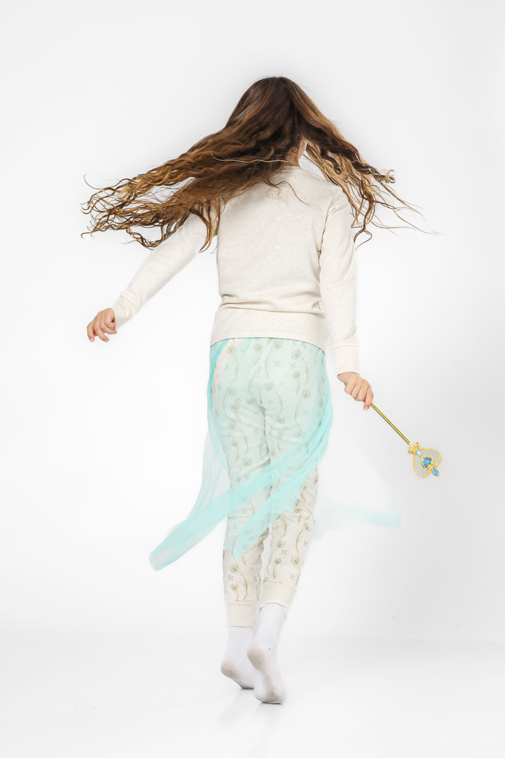 סט פיג'מה ארוכה לילדות YASMIN בצבע לבן עם שרביט