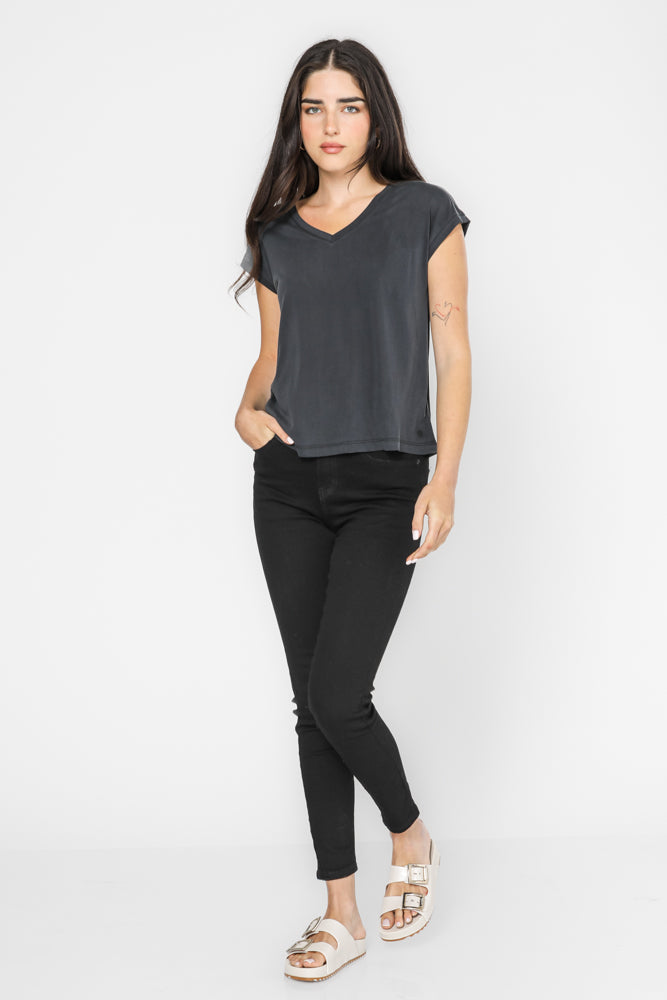 טישירט שחורה צאוורון וי