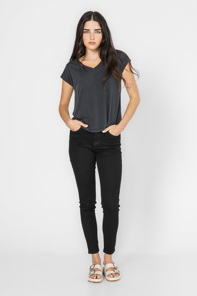 טישירט שחורה צאוורון וי