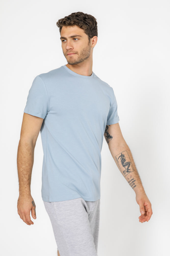 טישירט לגבר בצבע תכלת 