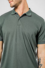 חולצת פולו בצבע ירוק זית