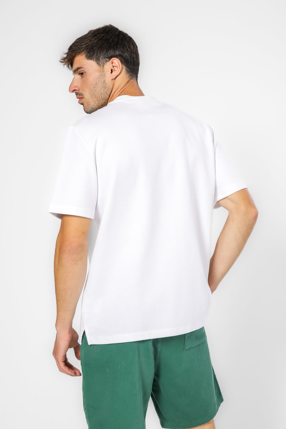 חולצה קצרה עם צאוורון עגול לבן