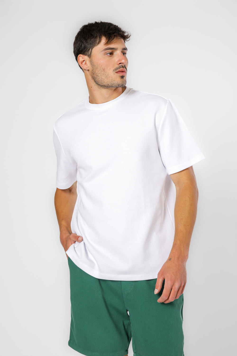 חולצה קצרה עם צאוורון עגול לבן