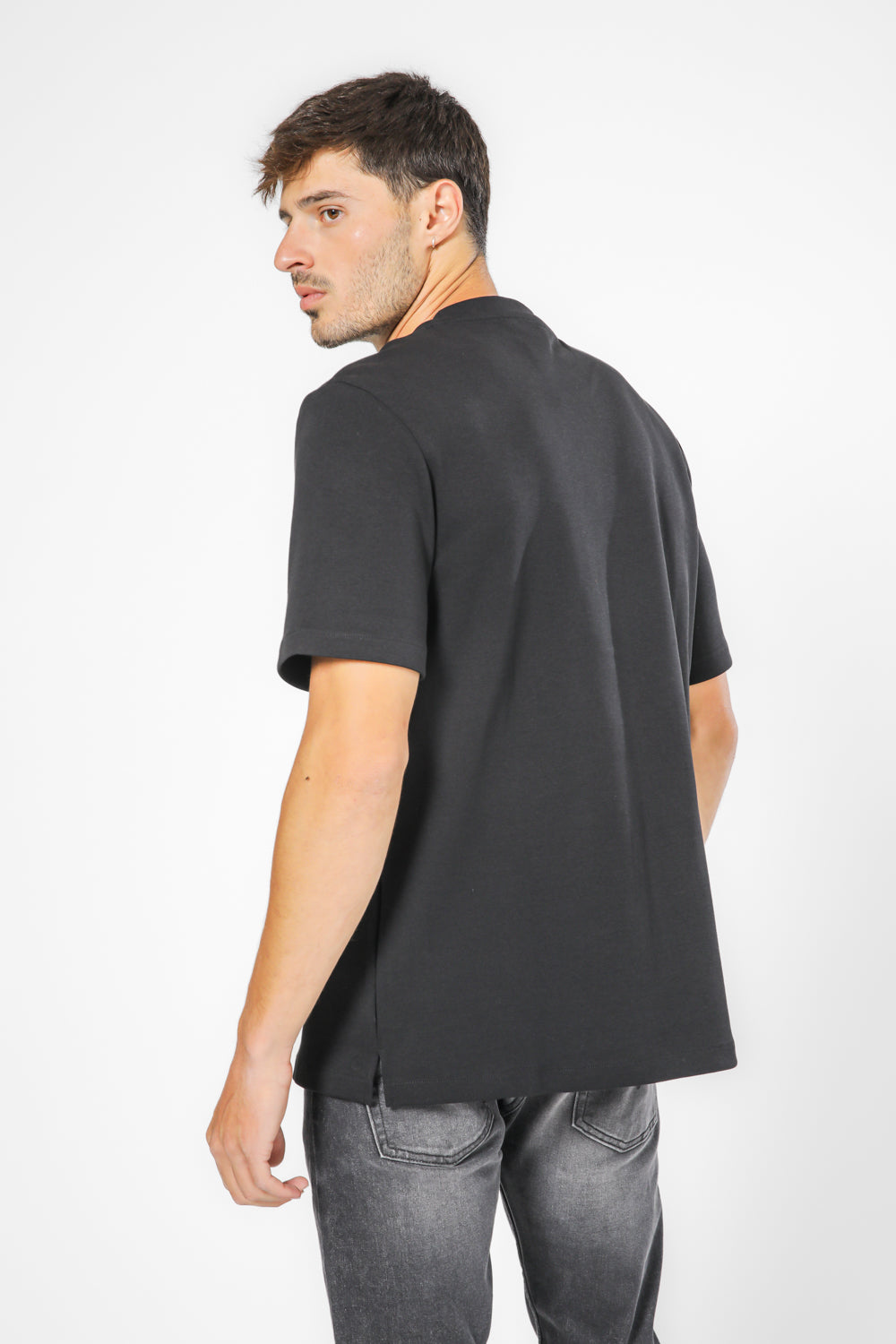 חולצה קצרה צאוורון עגול שחור