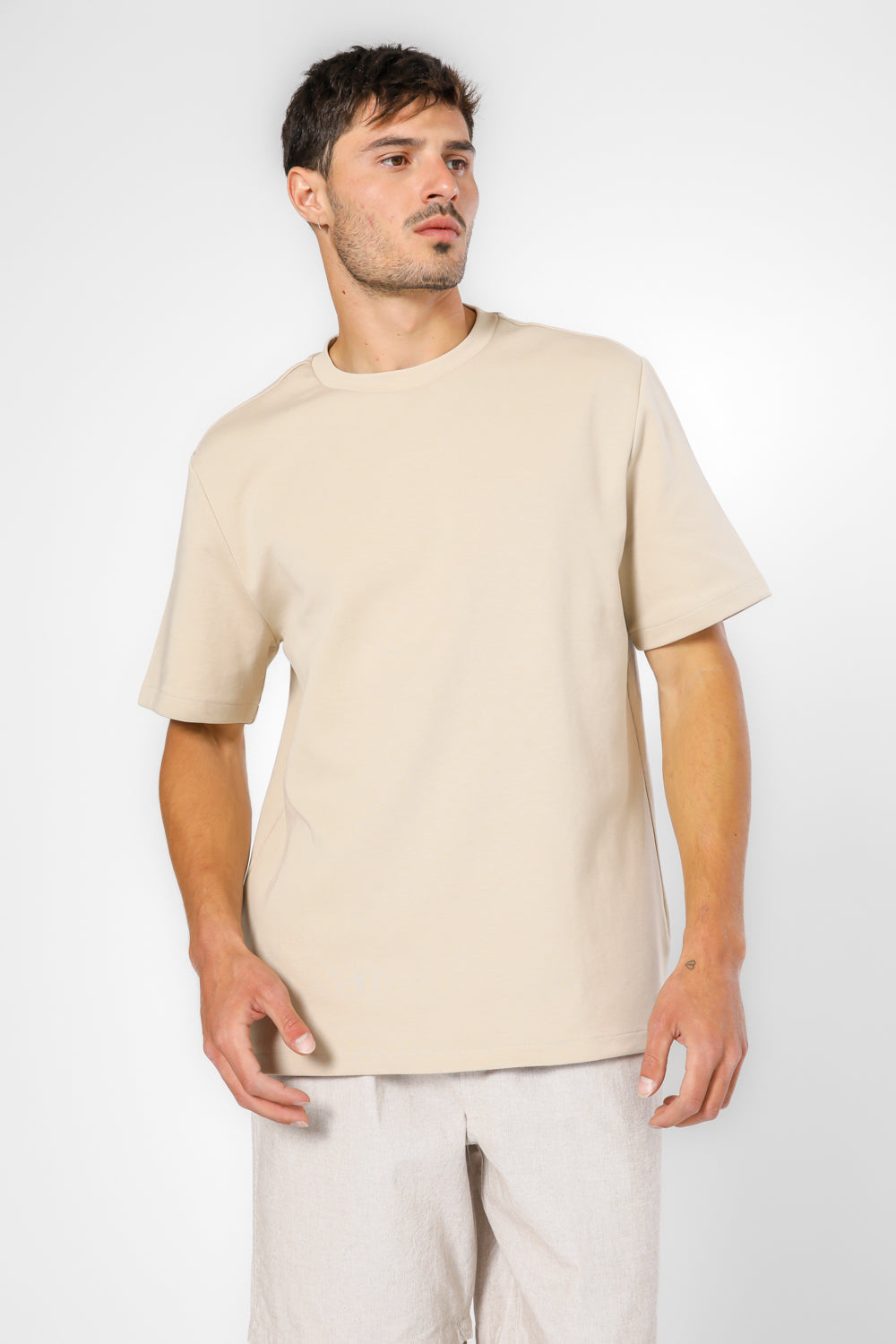 חולצה קצרה עם צאוורון עגול בז'