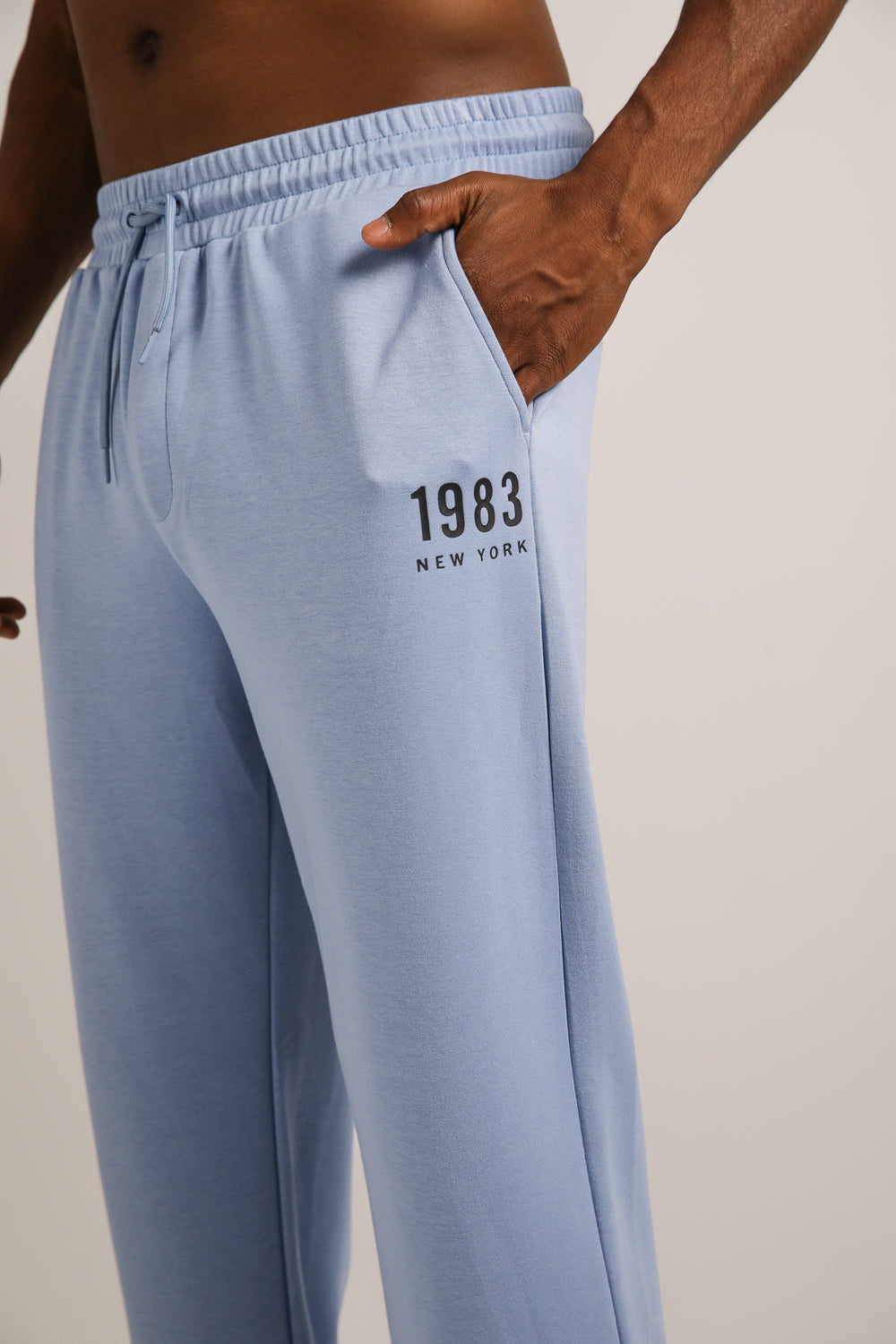 מכנסי טרנינג עם סיומת צרה | קנת קול