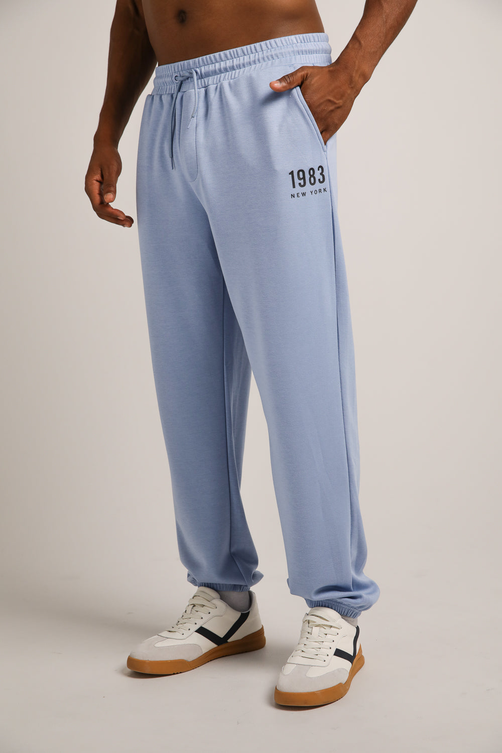 מכנסי טרנינג עם סיומת צרה | קנת קול