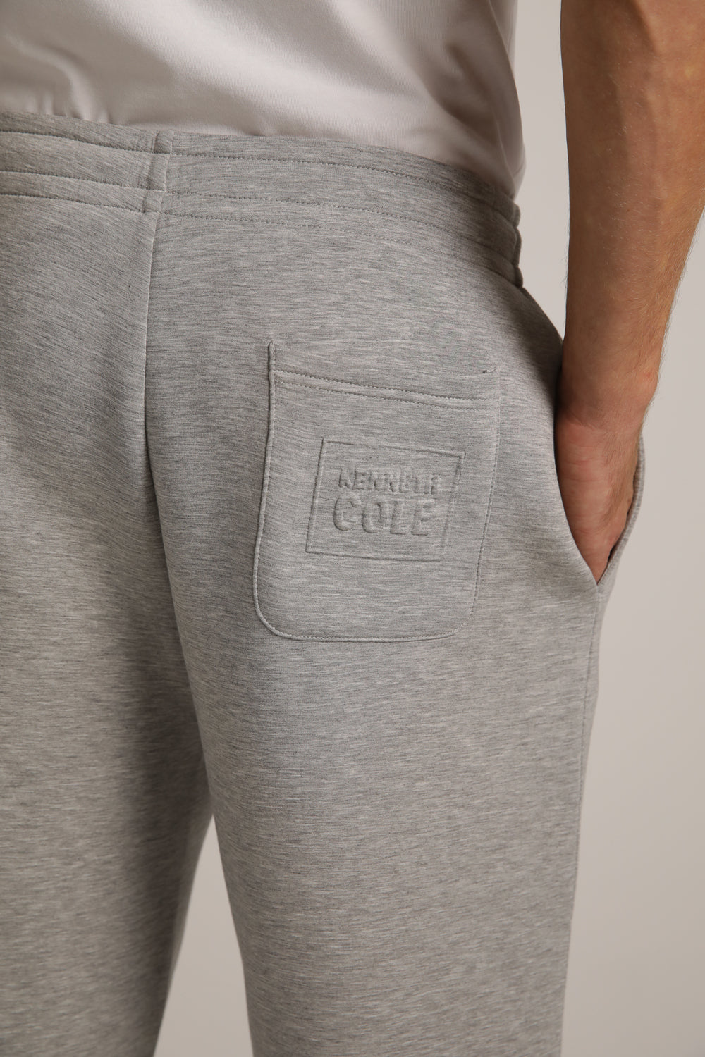 מכנסי טרנינג עם לוגו מובלט | קנת קול