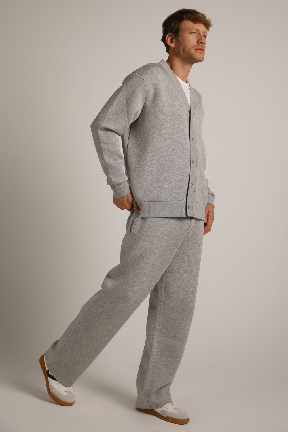 מכנסי טרנינג עם לוגו מובלט | קנת קול