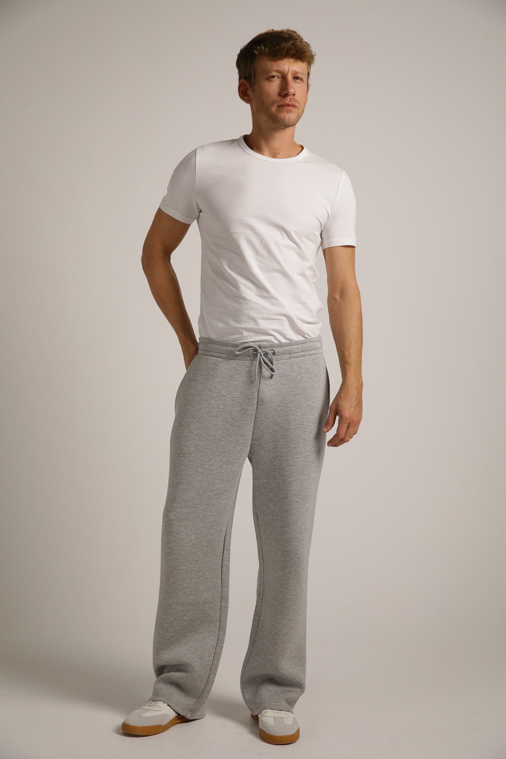 מכנסי טרנינג עם לוגו מובלט | קנת קול