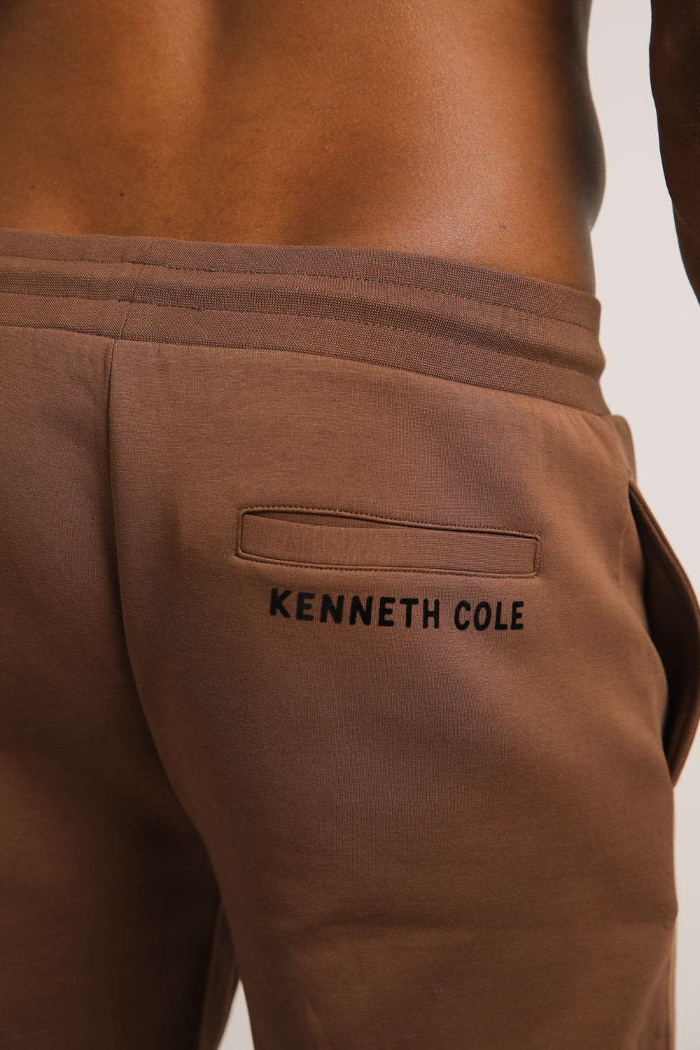 מכנסי טרנינג עם סיומת צרה | קנת קול