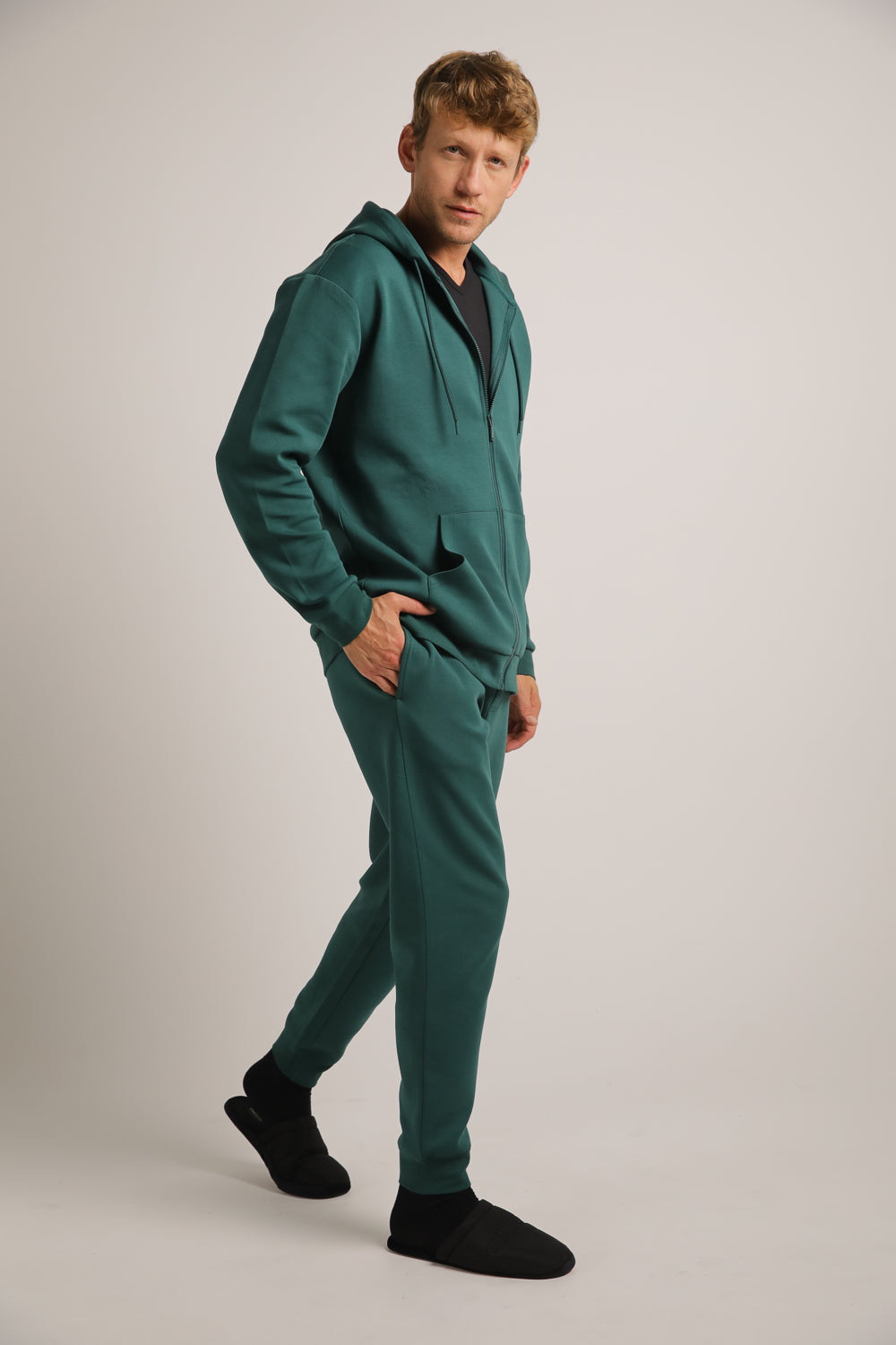 מכנסי טרנינג עם סיומת צרה | קנת קול