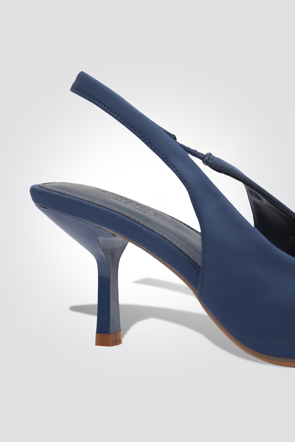 סנדלי עקב אלגנטיות בצבע כחול